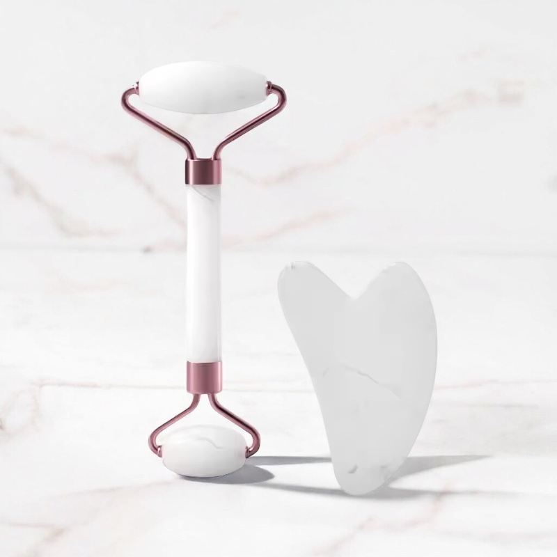 Set de soin Ma boutique comprenant un rouleau de massage facial en quartz blanc et une pierre Gua Sha assortie