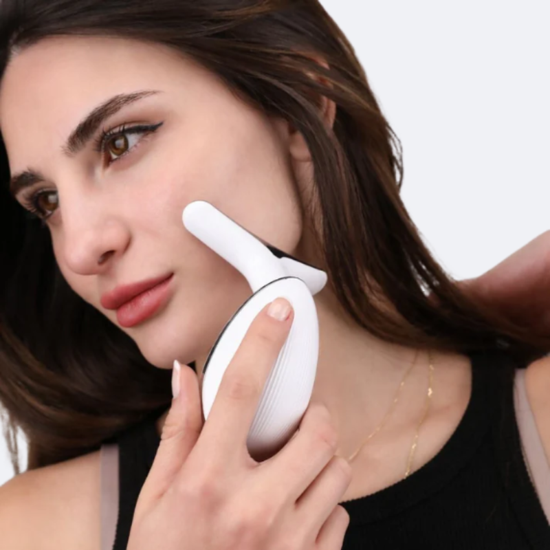 Femme utilisant le Sculpteur de Visage Ma boutique blanc pour un massage raffermissant sur la joue