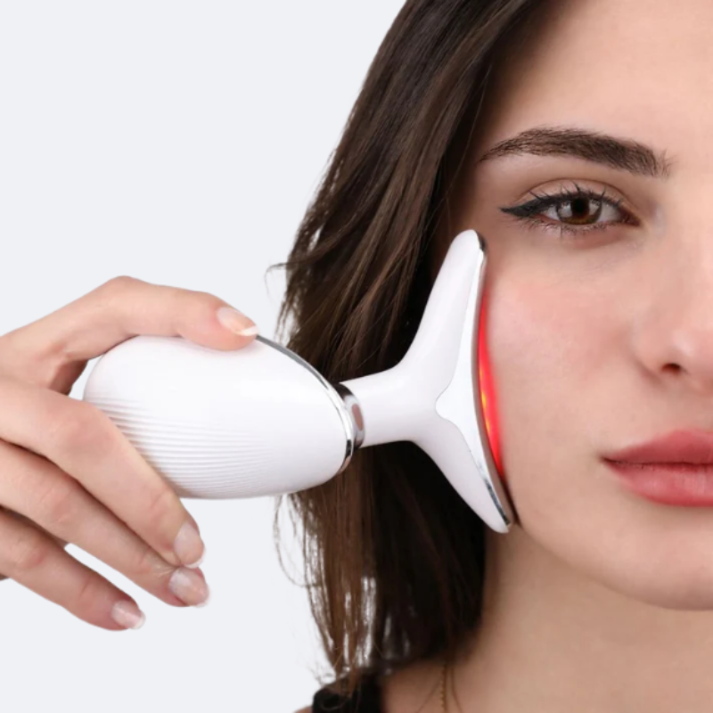 Femme utilisant le Sculpteur de Visage Ma boutique blanc avec technologie de lumière rouge pour le soin du visage